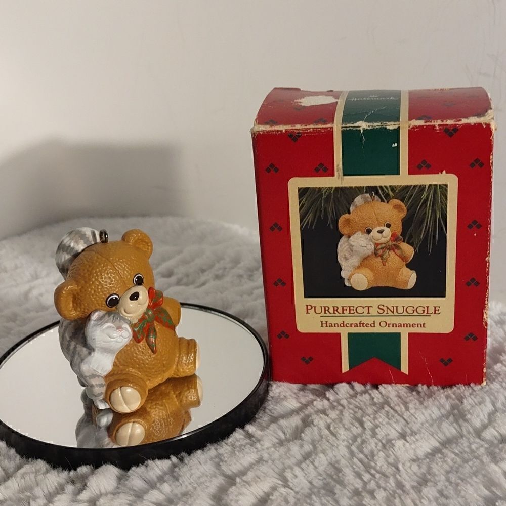 Vtg. Hallmark Keepsake "Purrfect Snuggle" Christmas Ornament